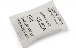 Silicagel zakjes worden onder andere gebruikt in schoendozen om vocht te absorberen.