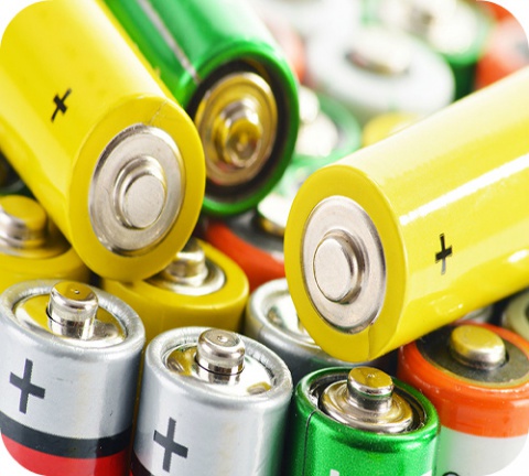 Welke risico’s houden knoopbatterijen, lekkende batterijen en loodaccu’s (“autobatterijen”)  in?