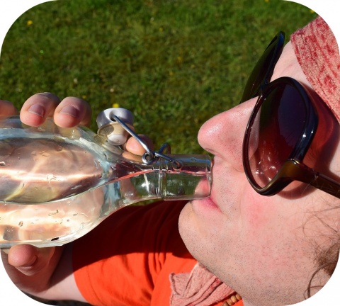 Té veel water op korte tijd drinken kan voor watervergiftiging zorgen.