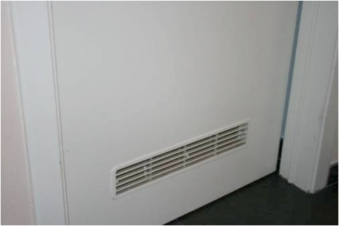 De lage opening voor de toevoer van lucht moet zo dicht mogelijk bij de vloer geïnstalleerd zijn met een niet afsluitbare opening van minstens 150 cm2.