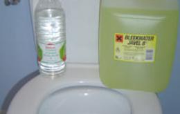 Bij bleekwater in combinatie met andere producten kunnen irriterende dampen vrijkomen.