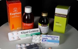 Preparaten die codeïne bevatten zijn sinds 2013 enkel op medisch voorschrift te verkrijgen bij de apotheek.