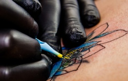 Mensen die overwegen een tattoo te laten plaatsen, informeren bij de tattoo-kunstenaar best naar de gebruikte materialen.