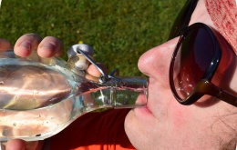 Teveel water op korte tijd drinken kan voor watervergiftiging zorgen.